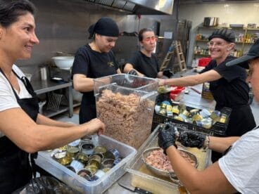 Voluntarios colaborando en el Obrador de Gata para enviar comida a las poblaciones de Valencia