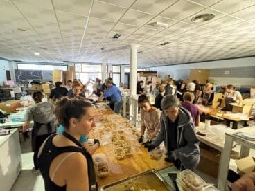voluntarios colaborando en el obrador de gata para enviar comida a los afectados de la dana