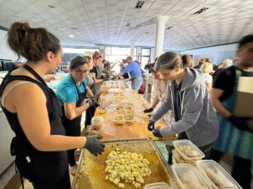 Voluntarios emplatando la comida para el envío a los afectados por la DANA