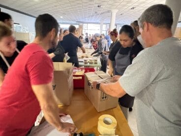 Voluntarios colaborando en el Obrador de Gata para enviar comida a valencia (13)