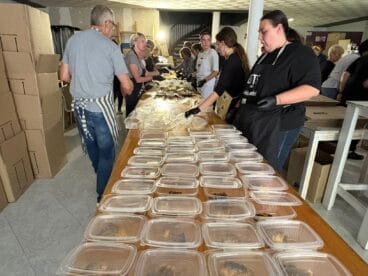 Voluntarios colaborando en el Obrador de Gata para enviar comida a valencia (3)