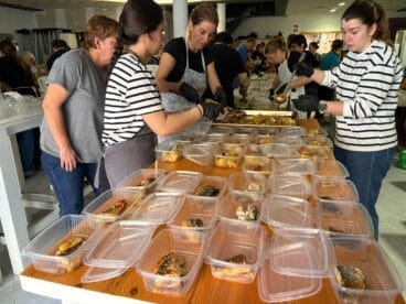 Voluntarios colaborando en el Obrador de Gata para enviar comida a Valencia