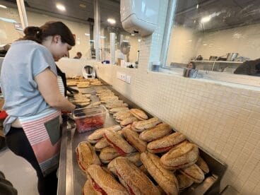 Voluntarios elaborando cientos de bocadillos para los afectados de la DANA