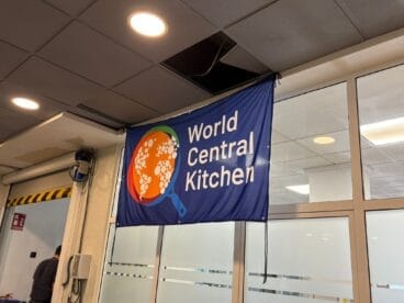 La bandera de la fundación luce en el obrador de Gata