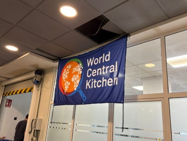 Imagen: La bandera de la fundación luce en el obrador de Gata