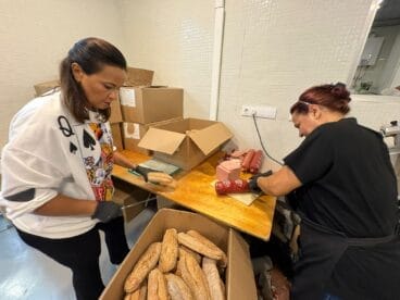 Voluntarios colaborando en el Obrador de Gata para enviar comida a valencia (8)