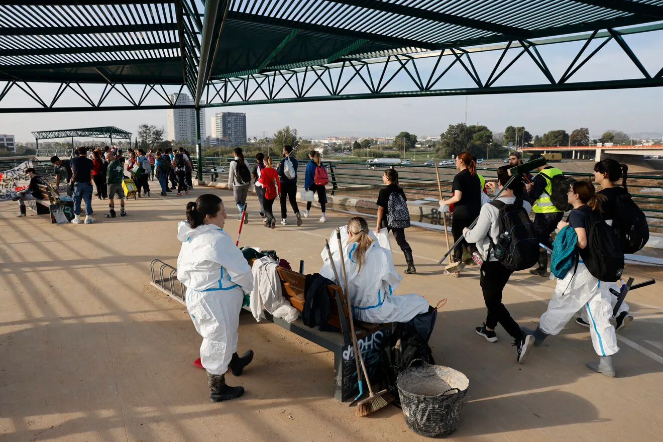 Voluntarios cruzando el bautizado como Puente de la Solidaridad - EFE Ana Escobar