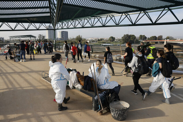 Imagen: Voluntarios cruzando el bautizado como Puente de la Solidaridad - EFE Ana Escobar