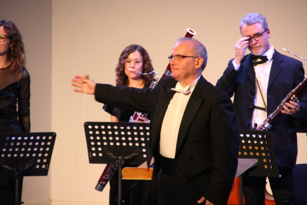 Imagen: Director de la OMA en el concierto solidario