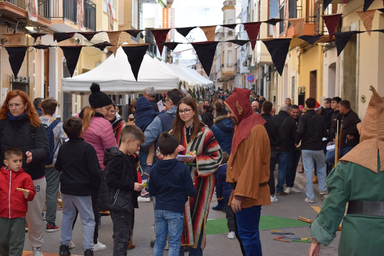 Ambiente en el Mercado de Navidad en Benitatxell