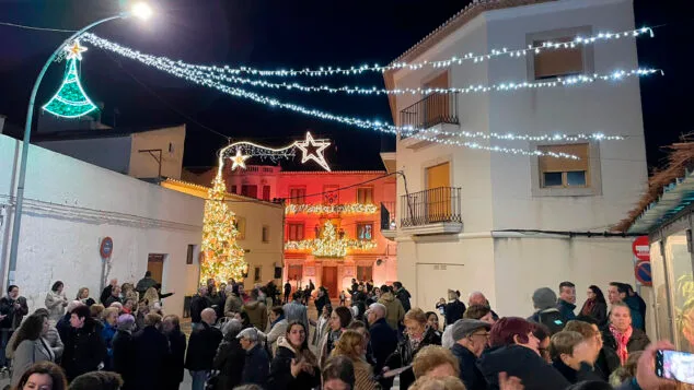 Programación de Navidad 2025 en Benitatxell: actos, fechas y horarios 2 Imagen: Benitatxell durante el encendido de luces de Navidad