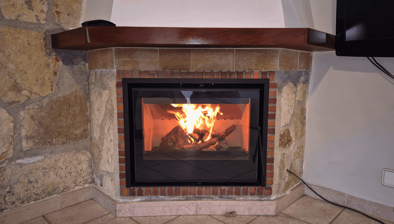 Calor duradero y visión panorámica del fuego en tu hogar