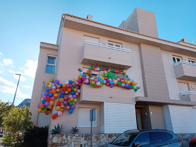 Imagen: Decoración con globos en Pego por Navidad