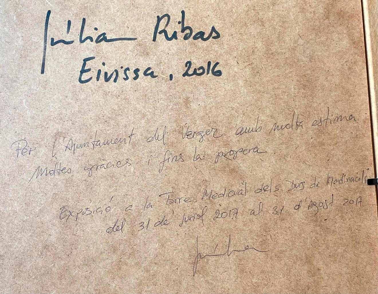 Dedicatoria de la artista en los cuadros para el Ayuntamiento del Verger