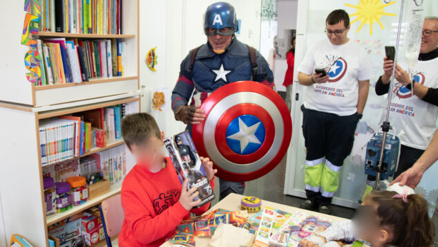 Imagen: El Capitán América en el Hospital de Dénia