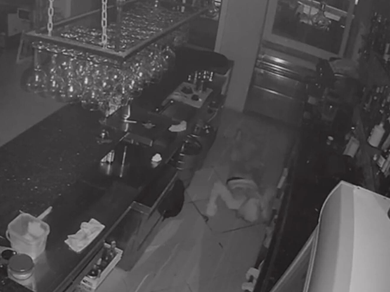 El delincuente reptando por el suelo para eludir el sensor de movimiento de un local de Calp