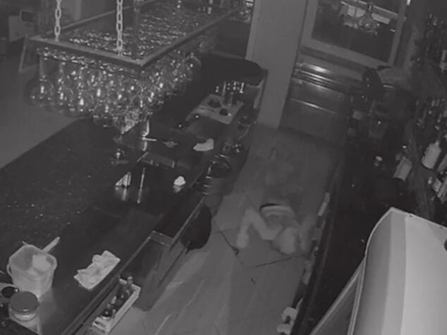 Imagen: El delincuente reptando por el suelo para eludir el sensor de movimiento de un local de Calp