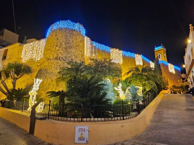 Ya es Navidad en la Marina Alta: el encendido de luces llena de magia y color cada rincón de la comarca 1 Imagen: El torreo de la Peça de Calp por Navidad