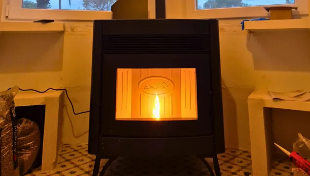 Imagen: Elegancia y funcionalidad en una chimenea moderna