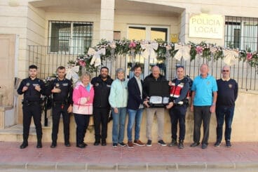 Entrega de tres desfibriladores por el Teulada Moraira Lions Club a Benitatxell.