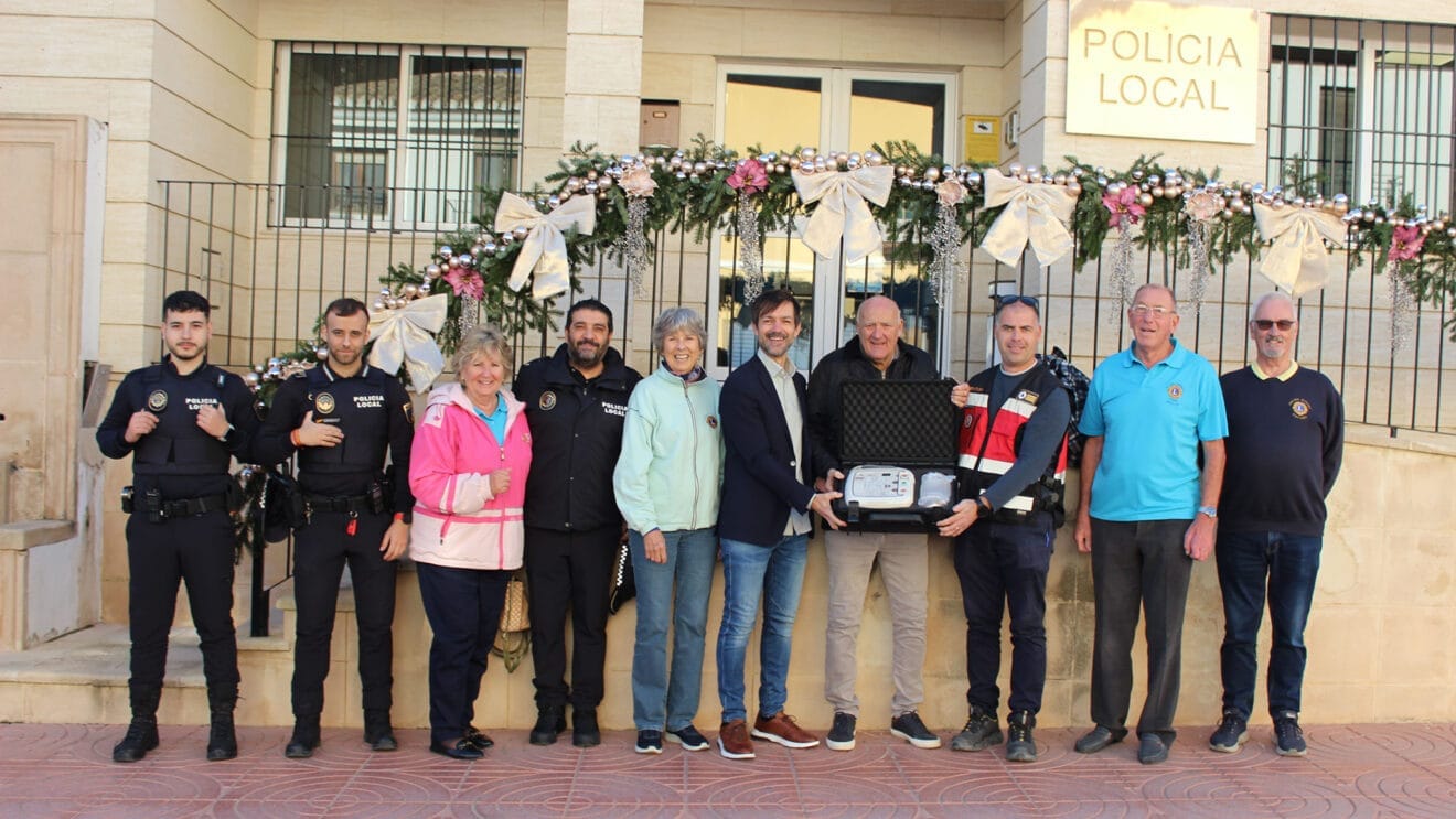 Entrega de tres desfibriladores por el Teulada Moraira Lions Club a Benitatxell dest