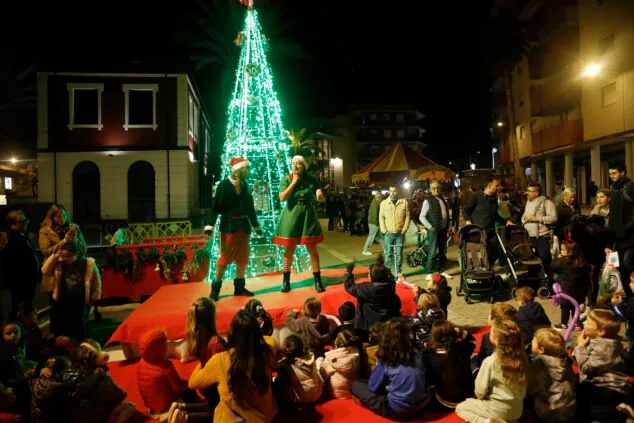 Ya es Navidad en la Marina Alta: el encendido de luces llena de magia y color cada rincón de la comarca 12 espectaculo infantil en la nit de la llum de denia