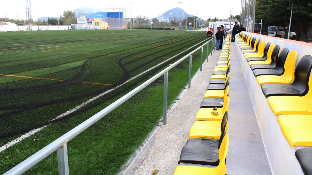 Gradas del campo de fútbol del Polideportivo Municipal Vicent Zaragoza de Ondara