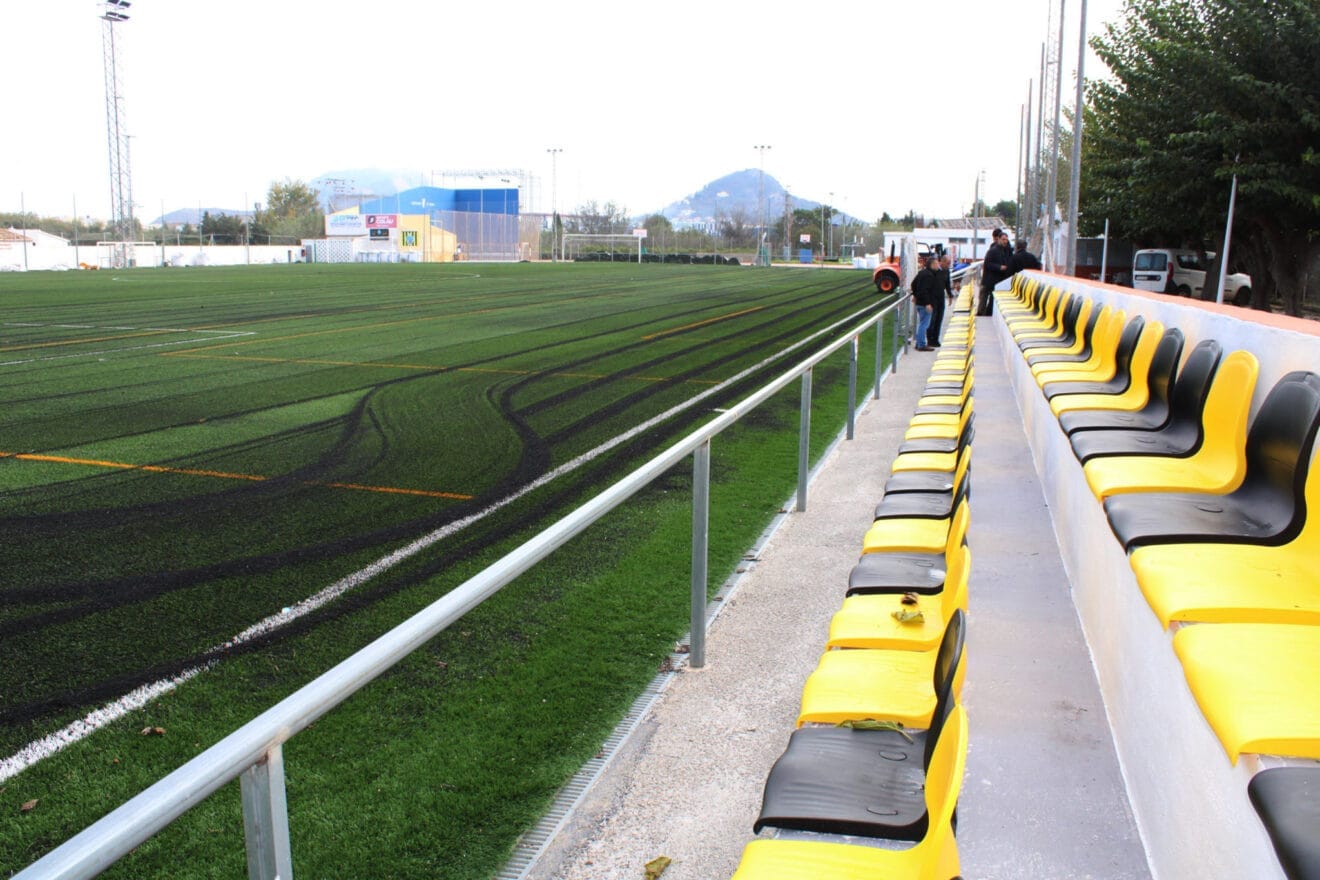 Gradas del campo de fútbol del Polideportivo Municipal Vicent Zaragoza de Ondara