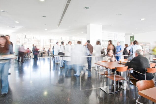 Imagen: Interior de la cafeteria del Hospital de Dénia