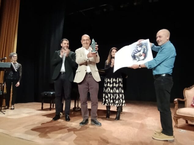 La revista Daualdeu, el periodista Toni Marí y el filólogo Andreu Sentí, premios Ocell 2024 de Ondara 2 Imagen: Josep Lluís Domènech