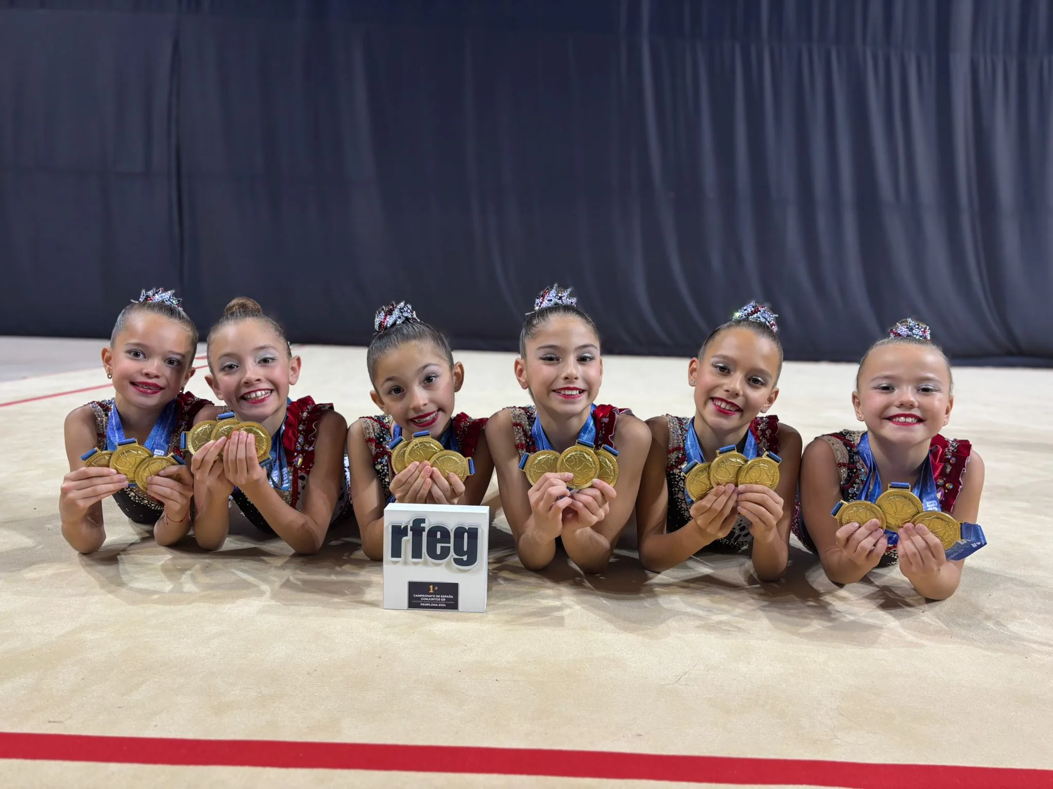 las gimnastas con las medallas de oro
