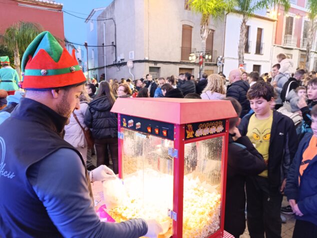 Imagen: Gran ambiente en la llegada de Papá Noel a Ondara