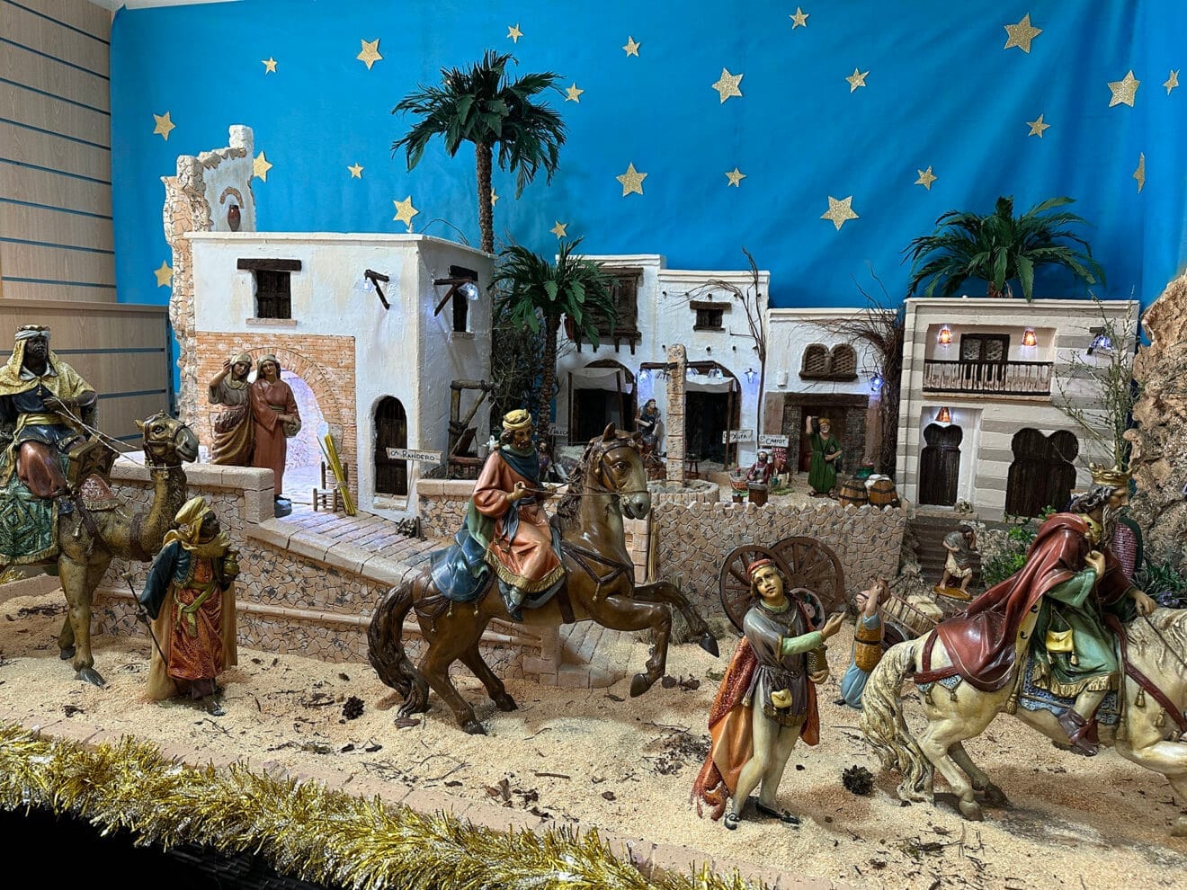 Los tres Reyes Magos del Belén de les Monges de Pego frente a la pujada del Torrejó