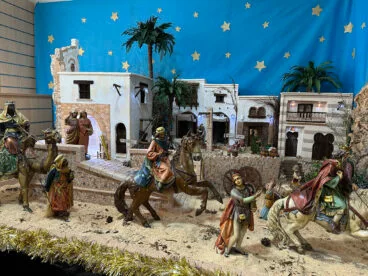 Los tres Reyes Magos del Belén de les Monges de Pego frente a la pujada del Torrejó