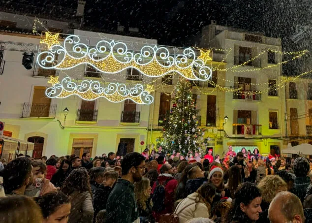 Ya es Navidad en la Marina Alta: el encendido de luces llena de magia y color cada rincón de la comarca 5 nieve en benissa con viu el nadal 2024