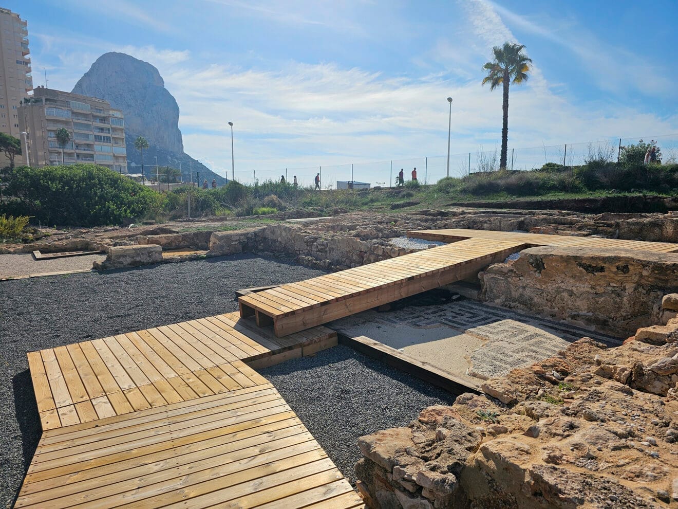 Pasarelas del yacimiento de los Baños de la Reina de Calp