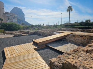 Pasarelas del yacimiento de los Baños de la Reina de Calp