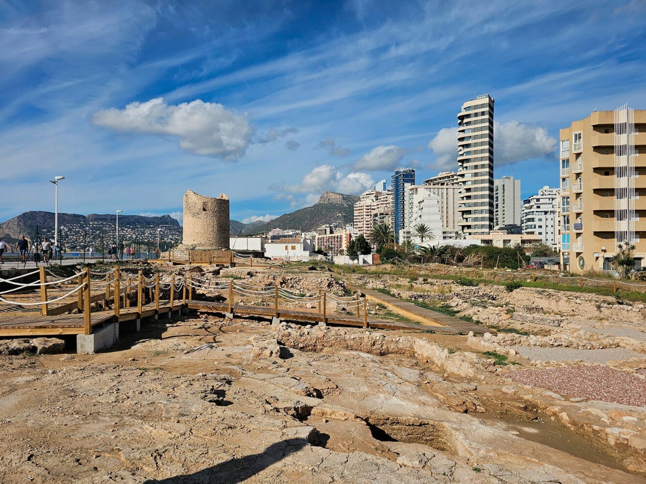 Pasarelas para atravesar el yacimiento de los Baños de la Reina de Calp