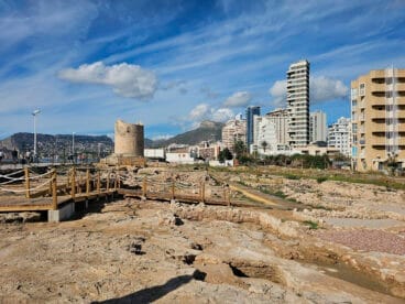 Pasarelas para atravesar el yacimiento de los Baños de la Reina de Calp