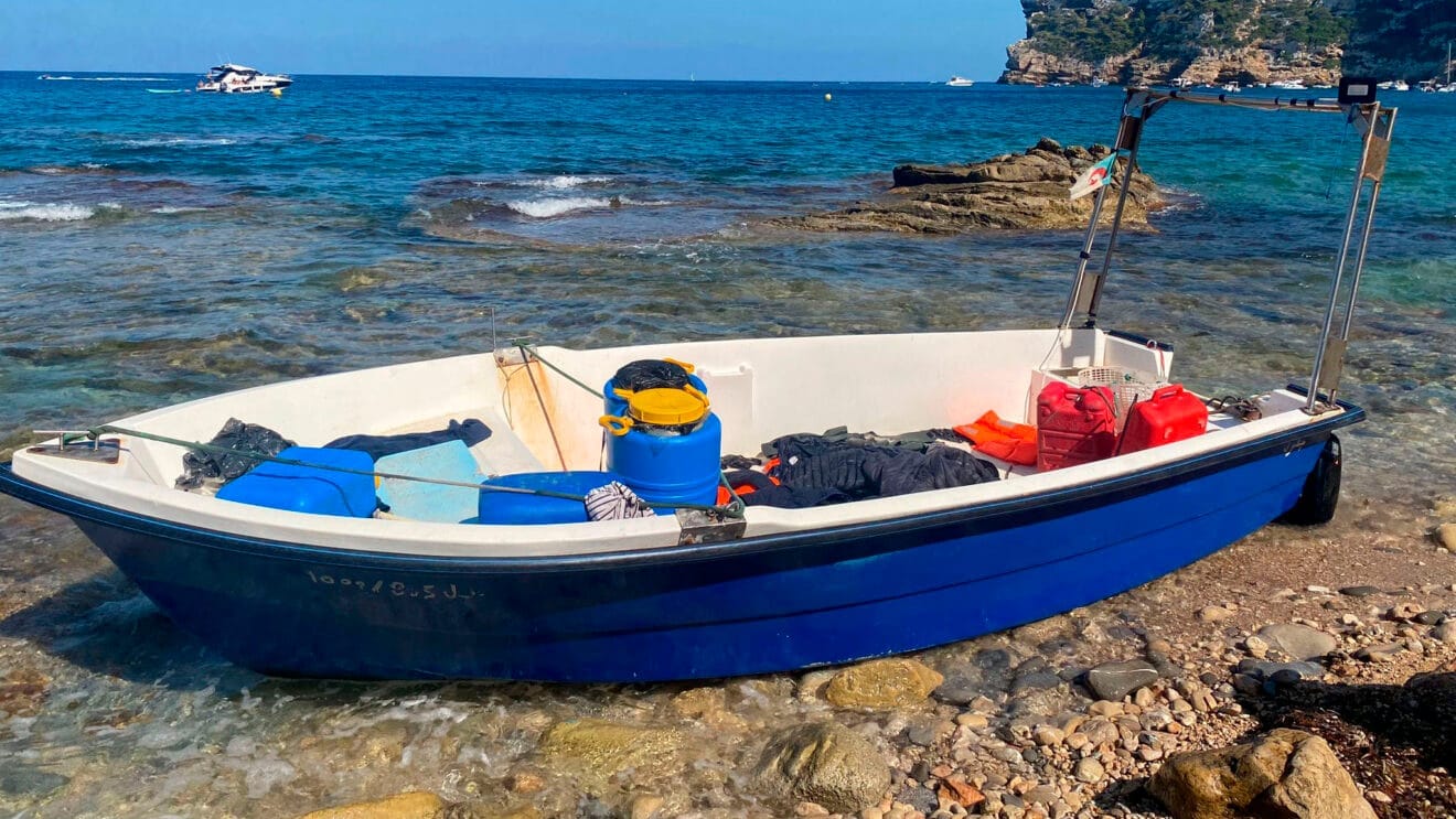 Patera varada en la cala de la Barraca de Xàbia (archivo)