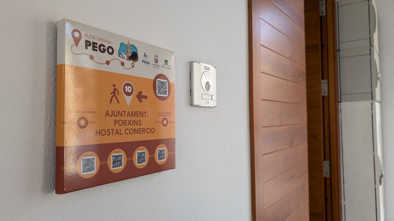 Placa informativa sobre patrimonio cultural de Pego