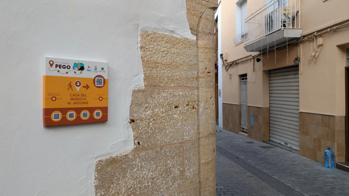 Nueva placa informativa sobre recorrido cultural en Pego