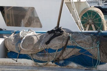 Redes de pesca en los barcos de Dénia