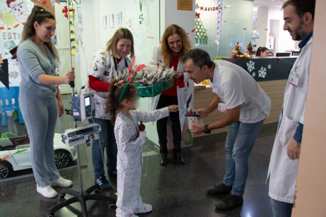 Imagen: Reparto de regalos a los sanitarios