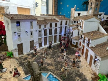 Rincón del belén con nombres representativos de Pego