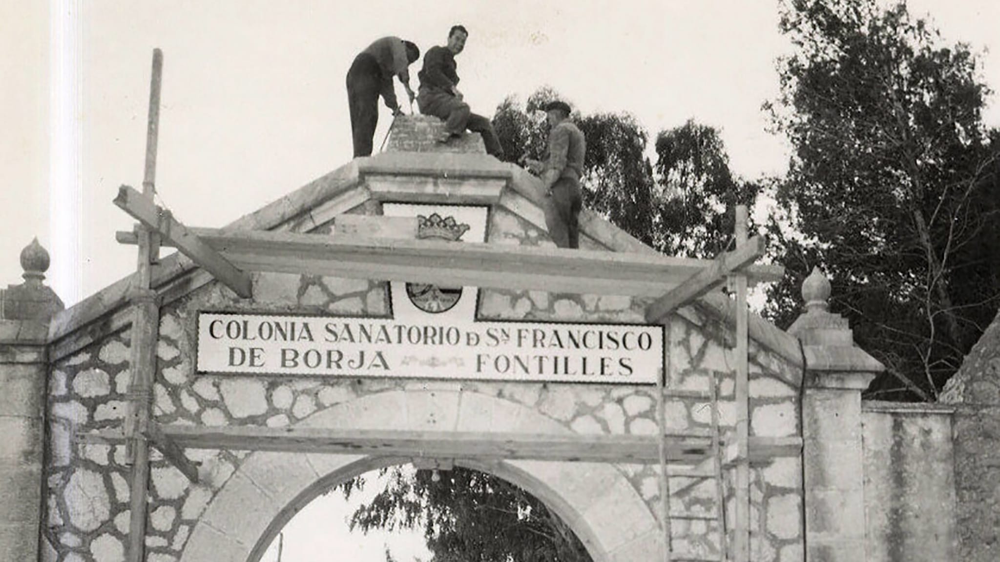 trabajos de reparacion del arco y la verja de entrada al sanatorio 1960 1969 fondo fotografico de fontilles archivo diputacion de alicante