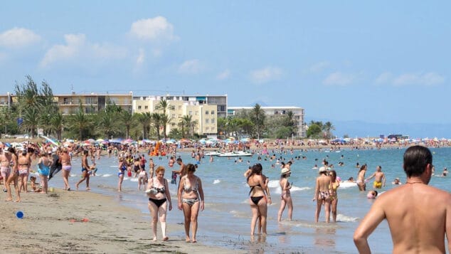 turistas en la playa punta del raset de denia