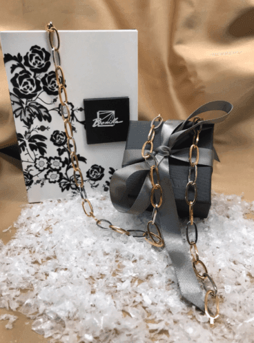 Un conjunto de collar y pulsera de eslabones en oro bicolor de 18 kilates