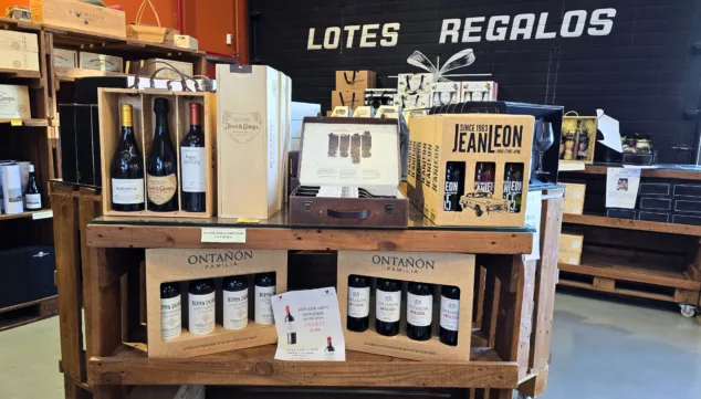Imagen: Un detalle único: vinos, embutidos y conservas de calidad en una presentación elegante
