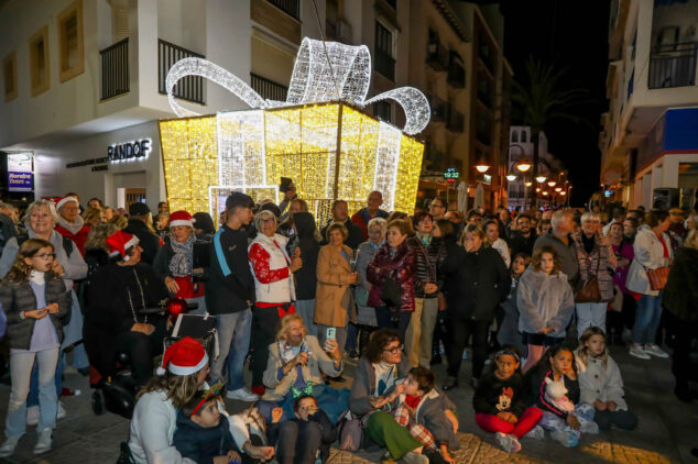 vecinos de moraira en el encendido de luces de navidad